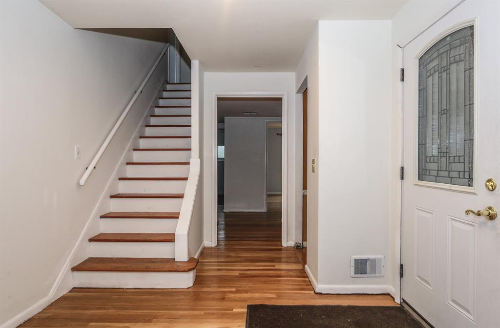 Foyer for 904 Timber Trl Finneytown, OH 45224