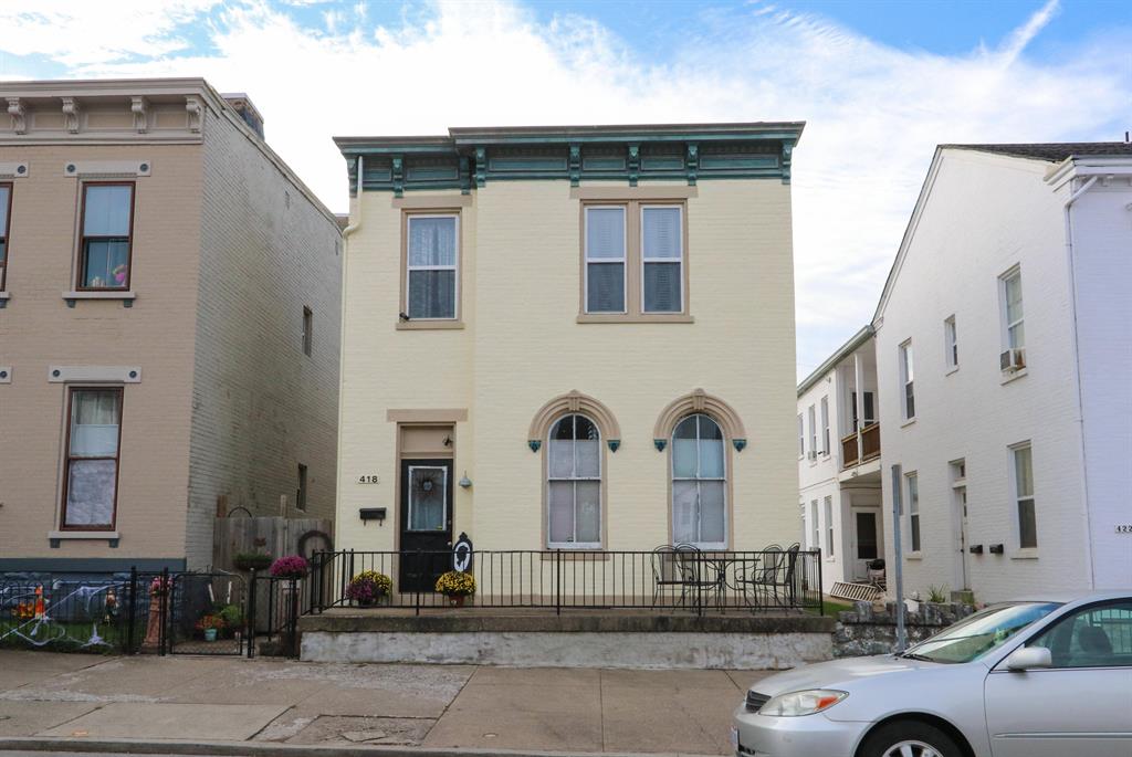 418 W 10th St