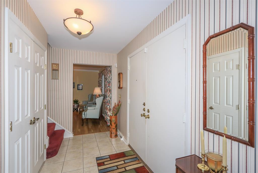 Foyer for 8760 Hollyhock Dr Finneytown, OH 45231