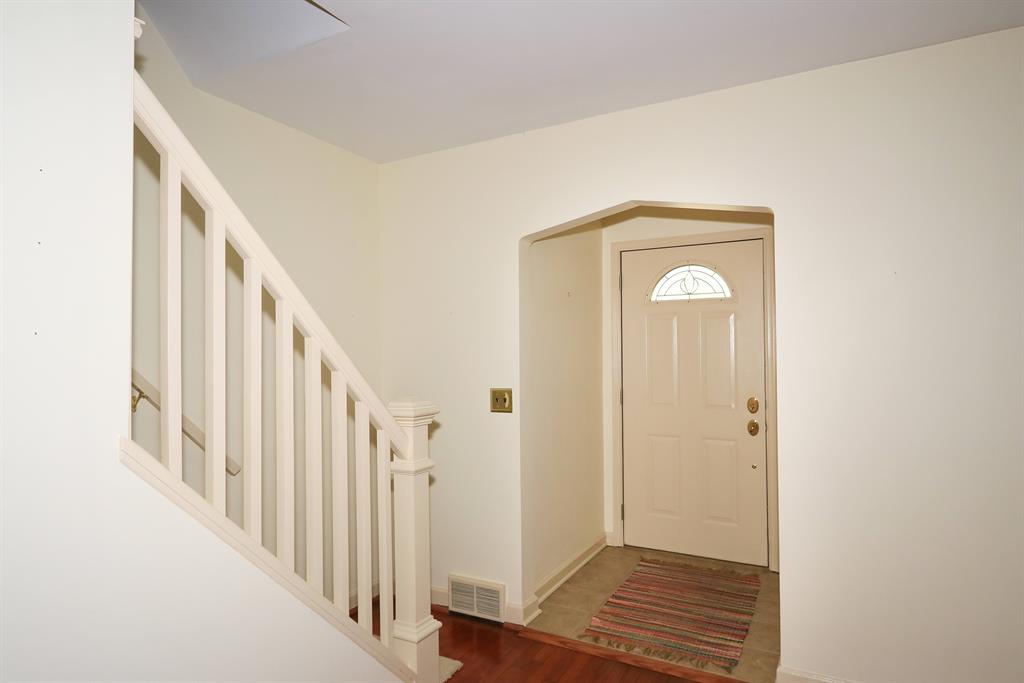 Foyer for 102 Basswood Cir Fort Wright, KY 41011
