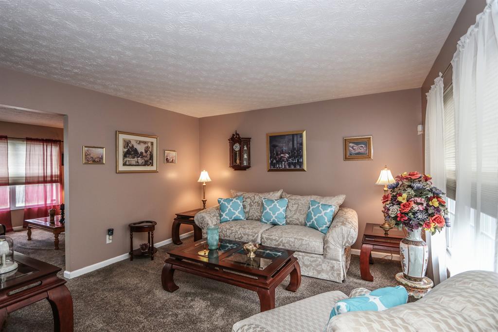Living Room for 1002 Kemper Meadow Dr Forest Park, OH 45240