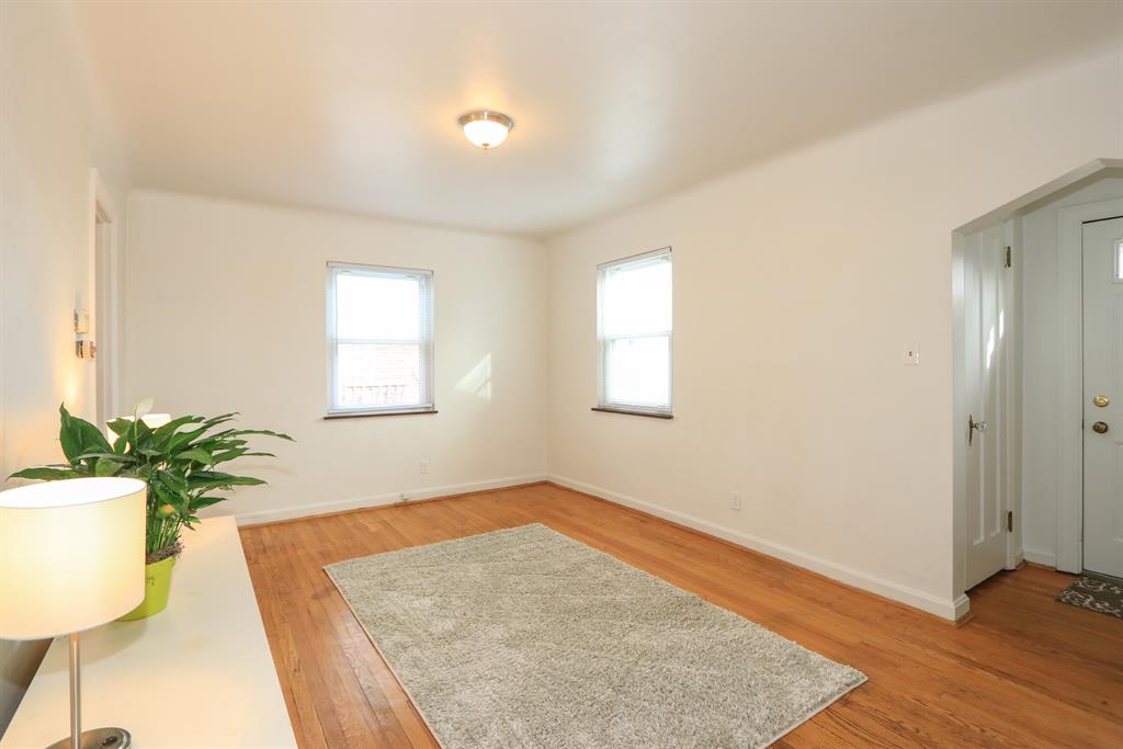 Living Room for 167 S Grove Ave Wyoming, OH 45215