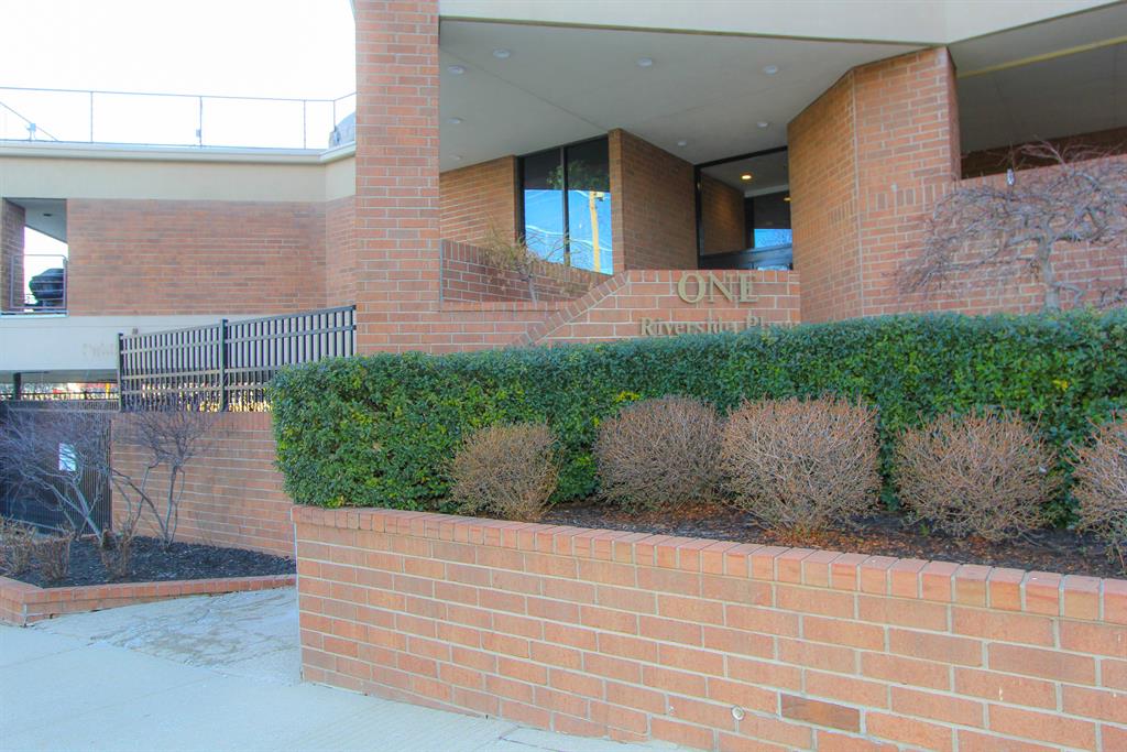 Community for 1 Riverside Dr, 402 Covington, KY 41011