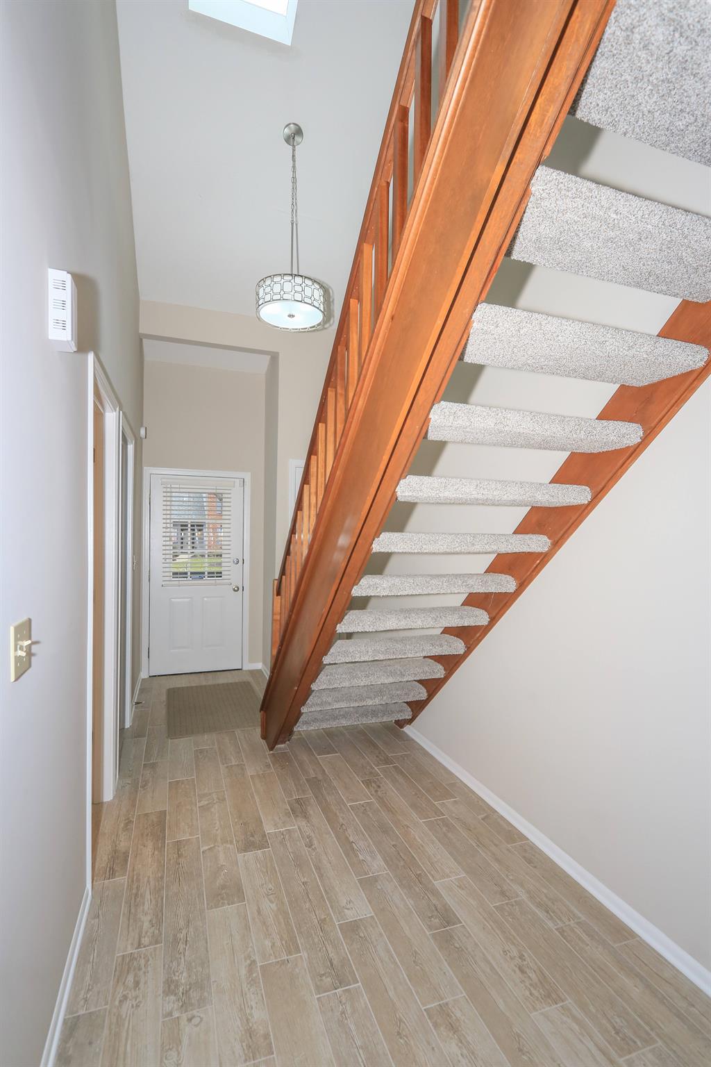 Foyer for 305 Secretariat Ct Crestview Hills, KY 41017