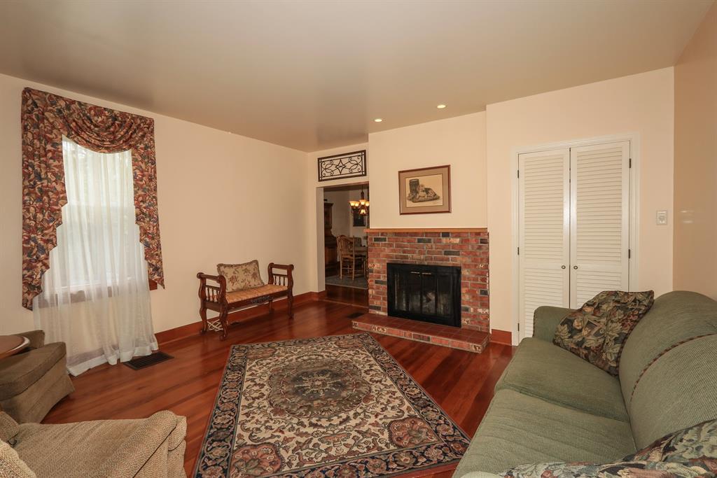 Living Room for 1111 Alexandria Pike Fort Thomas, KY 41075