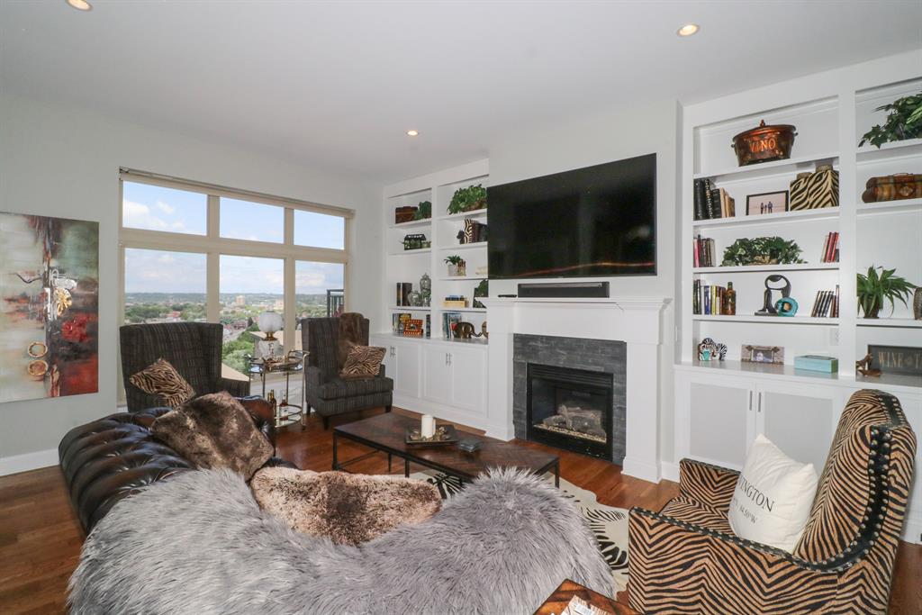 Living Room for 1187 Grays Peak Dr Covington, KY 41011